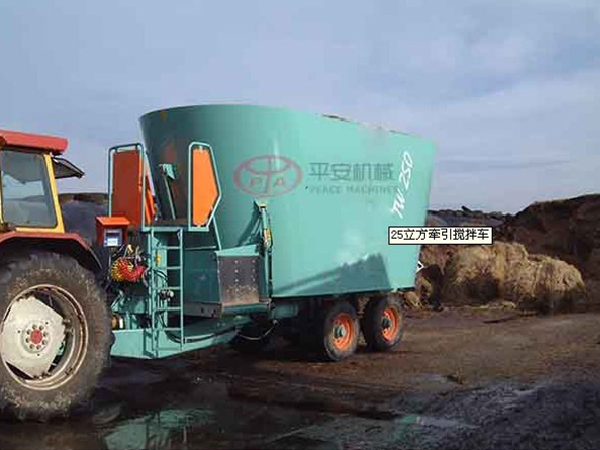 客戶訂購(gòu)牽引立式TMR攪拌車(chē)