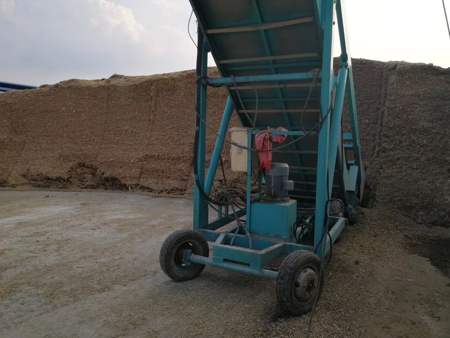 青貯取料機:取草界面平整、工作效率高